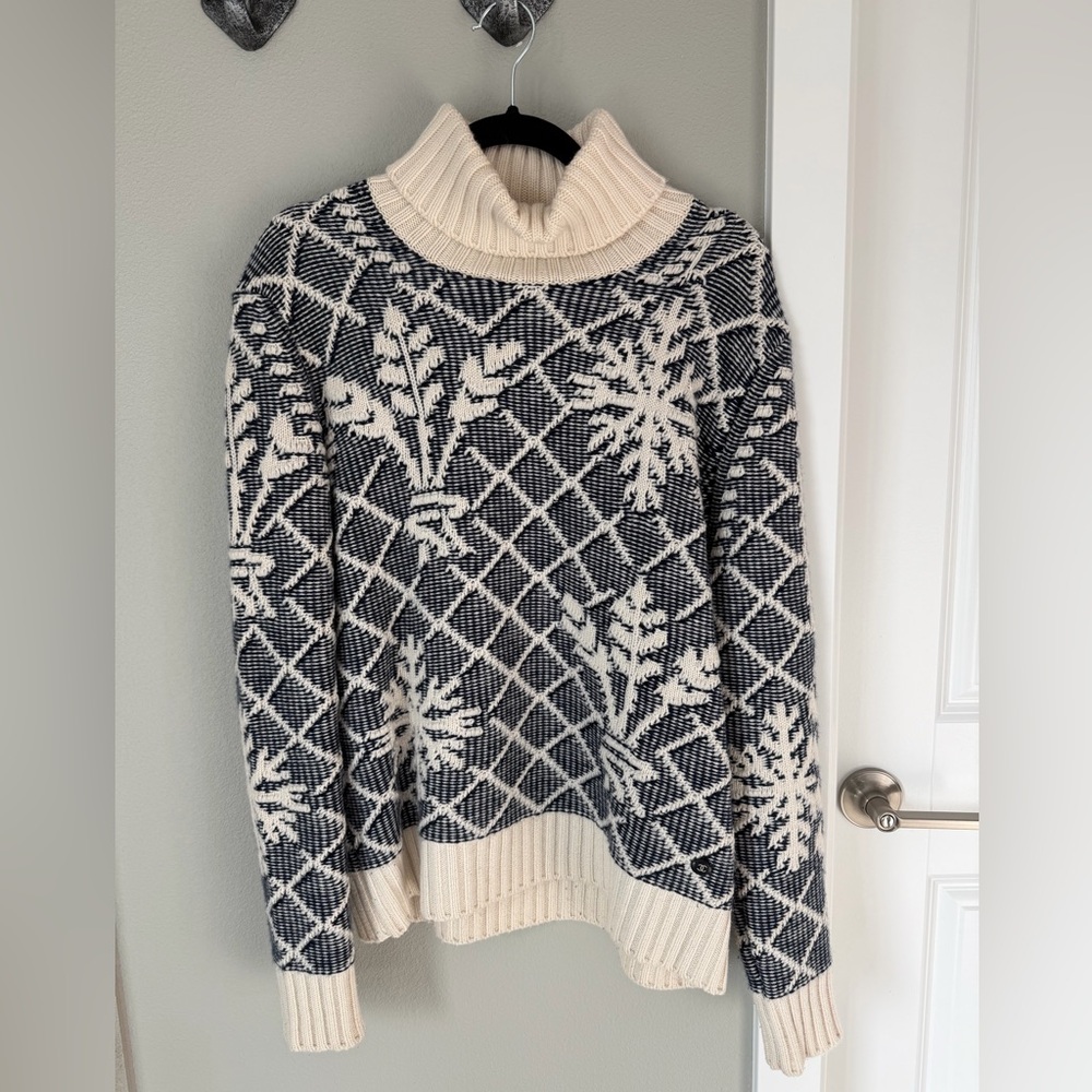 CHANEL Ivory/Navy Cashmere Pullover